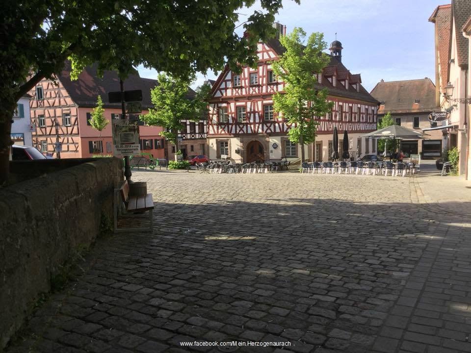 Marktplatz in Herzogenaurach mit historischen Fachwerkhäusern